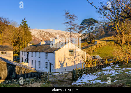 Tramonto sul agriturismo sulla Cappella Casa Agriturismo Campeggio di Borrowdale, il Lake District inglese alla fine di marzo Foto Stock