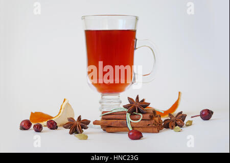 Tazza di vino caldo con spezie su sfondo bianco Foto Stock
