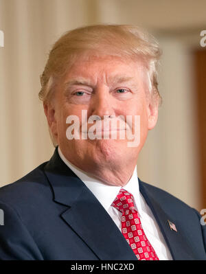 Il Presidente degli Stati Uniti, Trump conduce una conferenza stampa congiunta con il Primo Ministro Shinz· Abe del Giappone nella Sala Est della Casa Bianca di Washington, DC il venerdì 10 febbraio, 2017. I due leader sono pianificati per consumare il pranzo presso la Casa Bianca e la cena con le loro mogli a Mar-a-Lago in Florida. Credito: Ron Sachs/CNP Foto: Ron Sachs/consolidato/dpa Foto Stock