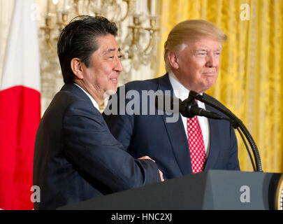 Il Presidente degli Stati Uniti, Trump e il Primo Ministro Shinz· Abe del Giappone agitare le mani dopo lo svolgimento di una conferenza stampa congiunta nella Sala Est della Casa Bianca di Washington, DC il venerdì 10 febbraio, 2017. I due leader sono pianificati per consumare il pranzo presso la Casa Bianca e la cena con le loro mogli a Mar-a-Lago in Florida. Credito: Ron Sachs/CNP Foto: Ron Sachs/consolidato/dpa Foto Stock