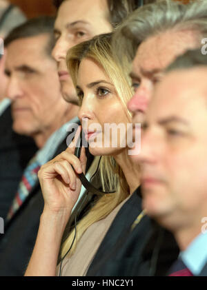 Ivanka Trump ascolta la traduzione come presidente degli Stati Uniti Trump conduce una conferenza stampa congiunta con il Primo Ministro Shinz· Abe del Giappone nella Sala Est della Casa Bianca di Washington, DC il venerdì 10 febbraio, 2017. I due leader sono pianificati per consumare il pranzo presso la Casa Bianca e la cena con le loro mogli a Mar-a-Lago in Florida. Credito: Ron Sachs/CNP Foto: Ron Sachs/consolidato/dpa Foto Stock