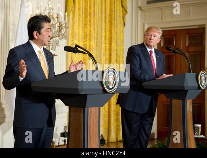 Il primo ministro Shinz· Abe del Giappone, a sinistra rende commento durante una conferenza stampa congiunta con il Presidente degli Stati Uniti, Trump, a destra nella Sala Est della Casa Bianca di Washington, DC il venerdì 10 febbraio, 2017. I due leader sono pianificati per consumare il pranzo presso la Casa Bianca e la cena con le loro mogli a Mar-a-Lago in Florida. Credito: Ron Sachs/CNP Foto: Ron Sachs/consolidato/dpa Foto Stock