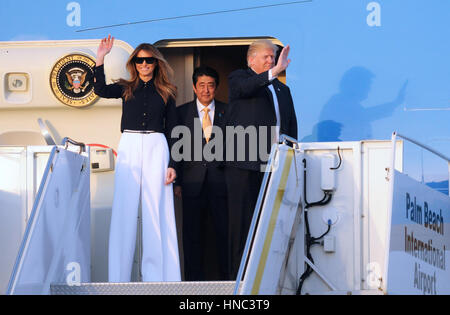 West Palm Beach, Florida, Stati Uniti d'America. 10 Febbraio, 2017. Stati Uniti Presidente Donald Trump (R) e First Lady Melania Trump (L) onda dopo il suo arrivo sul Air Force One all'Aeroporto Internazionale di Palm Beach in Florida il 10 febbraio 2017. Trump è stata anche accompagnata dal Primo Ministro giapponese Shinzo Abe (centro) e sua moglie, Akie Abe. Presidente Trump ha invitato i leader giapponesi di trascorrere il fine settimana al Trump's Mar-a-Lago estate in Palm Beach, Florida, soprannominato "Winter White House', dove si terranno le riunioni e giocare a golf. Credito: Paul Hennessy/Alamy Live News Foto Stock