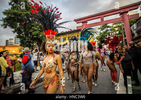 Sao Paulo, Brasile. Il 10 febbraio 2017. I festaioli pongono durante street festeggiamenti carnevaleschi. Strada di carnevale in Sao Paulo, molti gruppi, chiamato blocos, presenta bande e migliaia di buontemponi, costume o non, in seguito come una sfilata per le vie della città cantando, ballando dal percorso il 10 febbraio 2017 a Sao Paulo, Brasile. Il blocco della scintilla, formata da elettricisti e con il tema ''Choque Neles'', sfilano per le strade del quartiere di libertà in SÃ£o Paulo. Credito: Cris Faga/ZUMA filo/Alamy Live News Foto Stock