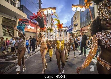 Sao Paulo, Brasile. Il 10 febbraio 2017. I festaioli pongono durante street festeggiamenti carnevaleschi. Strada di carnevale in Sao Paulo, molti gruppi, chiamato blocos, presenta bande e migliaia di buontemponi, costume o non, in seguito come una sfilata per le vie della città cantando, ballando dal percorso il 10 febbraio 2017 a Sao Paulo, Brasile. Il blocco della scintilla, formata da elettricisti e con il tema ''Choque Neles'', sfilano per le strade del quartiere di libertà in SÃ£o Paulo. Credito: Cris Faga/ZUMA filo/Alamy Live News Foto Stock