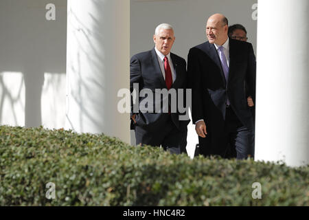 Vice Presidente Mike pence (L) e il direttore del Consiglio nazionale economico Gary Cohn a piedi giù per la West Wing colonnato a seguito di una riunione bilaterale tra gli Stati Uniti Presidente Donald Trump e il Primo Ministro giapponese Shinzo Abe alla Casa Bianca Febbraio 10 Foto Stock