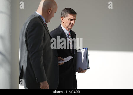 White House National Security Advisor Michael Flynn (R) cammina per il West Wing colonnato a seguito di una riunione bilaterale tra gli Stati Uniti Presidente Donald Trump e il Primo Ministro giapponese Shinzo Abe Febbraio 10, 2017 a Washington, DC. Trump e Abe sono expe Foto Stock