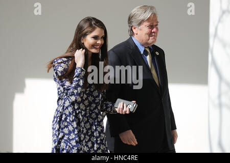 Casa bianca direttore di comunicazioni strategiche speranza Hicks (L) senior e Consigliere del Presidente e la Casa Bianca capo stratega Steve Bannon a piedi giù per la West Wing colonnato a seguito di una riunione bilaterale tra gli Stati Uniti Presidente Donald Trump e Jap Foto Stock