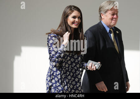 Casa bianca direttore di comunicazioni strategiche speranza Hicks (L) senior e Consigliere del Presidente e la Casa Bianca capo stratega Steve Bannon a piedi giù per la West Wing colonnato a seguito di una riunione bilaterale tra gli Stati Uniti Presidente Donald Trump e Jap Foto Stock