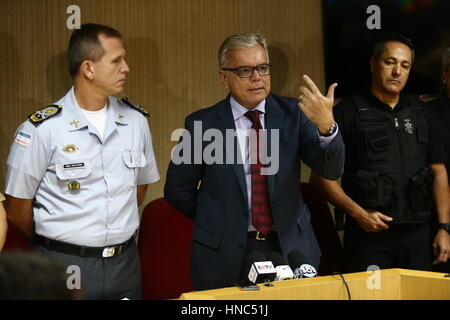 Espirito Santo, Brasile. 10 Febbraio, 2017. Espirito Santo il segretario di pubblica sicurezza Andre Garcia (C) e lo stato ha il comandante in capo della polizia militarizzata Nylton Rodrigues (L) assistere ad una conferenza stampa tenutasi a Vitoria, capitale dello stato di Espirito Santo, Brasile, il 10 febbraio, 2017. Il governo del Brasile è stato di Espirito Santo può cercare di incriminare 703 polizia militare per ammutinamento, detto venerdì. Il passaggio è venuto quasi una settimana dopo circa 10.000 poliziotti in sciopero nel Febbraio 4, provocando un'ondata di violenza nello stato. Credito: Wilton Junior/AGENCIA ESTADO/Xinhua/Alamy Live News Foto Stock