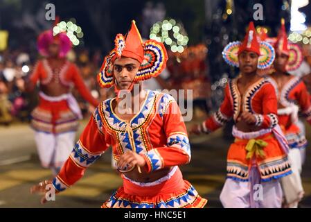 Colombo, Sri Lanka. 10 Febbraio, 2017. Kandyan tradizionali ballerini eseguono durante l'Navam Perahera festival in Colombo, Sri Lanka, il 10 febbraio, 2017. Un festival di Grand Parade, che è denominato 'Navam Perahera", è celebrata ogni anno nel mese di febbraio in Sri Lanka, che mostra la ricca tradizione culturale e religiosa del paese insulare. Credito: Gayan Sameera/Xinhua/Alamy Live News Foto Stock