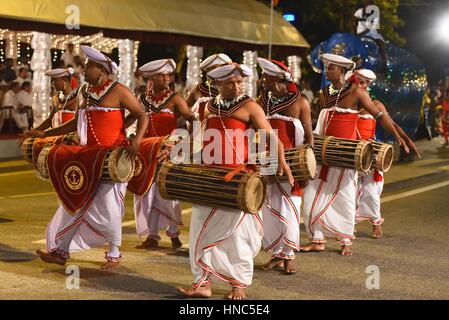 Colombo, Sri Lanka. 10 Febbraio, 2017. Kandyan tradizionali ballerini eseguono durante l'Navam Perahera festival in Colombo, Sri Lanka, il 10 febbraio, 2017. Un festival di Grand Parade, che è denominato 'Navam Perahera", è celebrata ogni anno nel mese di febbraio in Sri Lanka, che mostra la ricca tradizione culturale e religiosa del paese insulare. Credito: Gayan Sameera/Xinhua/Alamy Live News Foto Stock