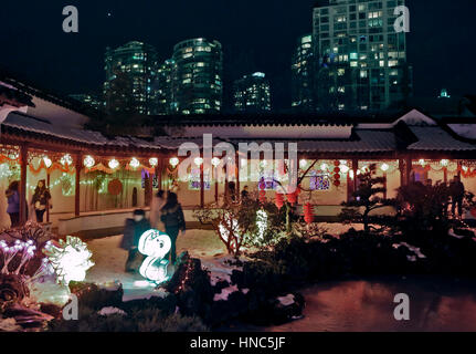 Vancouver, Canada. 10 Febbraio, 2017. La gente guarda la lanterna decorazioni a "Yuan Xiao Festival' a Vancouver in Canada, il 10 febbraio, 2017. Centinaia di lanterne sono state visualizzate in Chinatown di Vancouver per celebrare il "Yuan Xiao Festival' che è anche chiamato Lanterna cinese Festival. Credito: Liang Sen/Xinhua/Alamy Live News Foto Stock