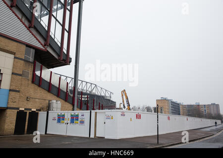 Londra, Regno Unito. Xi Febbraio, 2017. Il sir Trevor Brooking Stand al Boleyn Ground, West Ham United dell ex Stadium di Upton Park, ora è stato quasi completamente demolito come parte dei preparativi di Barratt's Upton giardini di sviluppo. Demolizione della East Stand ha avuto luogo nel novembre 2016. Credito: Mark Kerrison/Alamy Live News Foto Stock