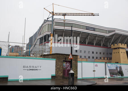 Londra, Regno Unito. Xi Febbraio, 2017. Dietro il West stand, il Sir Trevor Brooking Stand al Boleyn Ground, West Ham United dell ex Stadium di Upton Park, ora è stato quasi completamente demolito come parte dei preparativi di Barratt's Upton giardini di sviluppo. Demolizione della East Stand ha avuto luogo nel novembre 2016. Credito: Mark Kerrison/Alamy Live News Foto Stock