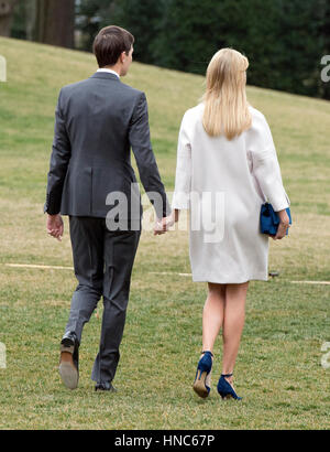 Jared Kushner e Ivanka Trump seguire il Presidente degli Stati Uniti, Trump e il Primo Ministro Shinz· Abe del Giappone come essi partono il South Lawn della Casa Bianca di Washington, DC il venerdì 10 febbraio, 2017. I due leader sono pianificati per la cena con le loro mogli a Mar-a-Lago in Florida. Credito: Ron Sachs/CNP - nessun filo SERVICE - foto: Ron Sachs/consolidato/dpa Foto Stock