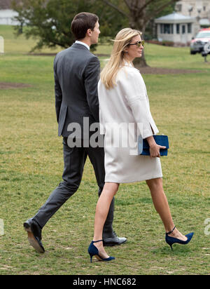 Jared Kushner e Ivanka Trump seguire il Presidente degli Stati Uniti, Trump e il Primo Ministro Shinz· Abe del Giappone come essi partono il South Lawn della Casa Bianca di Washington, DC il venerdì 10 febbraio, 2017. I due leader sono pianificati per la cena con le loro mogli a Mar-a-Lago in Florida. Credito: Ron Sachs/CNP - nessun filo SERVICE - foto: Ron Sachs/consolidato/dpa Foto Stock