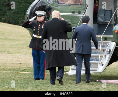 Il Presidente degli Stati Uniti, Trump e il Primo Ministro Shinz· Abe del Giappone partono il South Lawn della Casa Bianca di Washington, DC il venerdì 10 febbraio, 2017. I due leader sono pianificati per la cena con le loro mogli a Mar-a-Lago in Florida. Credito: Ron Sachs/CNP - nessun filo SERVICE - foto: Ron Sachs/consolidato/dpa Foto Stock