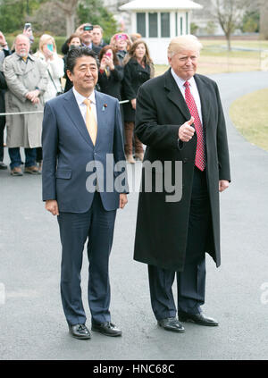 Il Presidente degli Stati Uniti, Trump e il Primo Ministro Shinz· Abe del Giappone costituiscono per i fotografi come essi partono il South Lawn della Casa Bianca di Washington, DC il venerdì 10 febbraio, 2017. I due leader sono pianificati per la cena con le loro mogli a Mar-a-Lago in Florida. Credito: Ron Sachs/CNP - nessun filo SERVICE - foto: Ron Sachs/consolidato/dpa Foto Stock