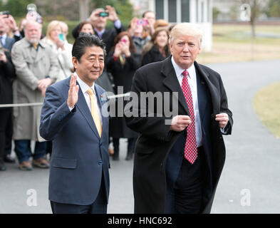 Il Presidente degli Stati Uniti, Trump e il Primo Ministro Shinz· Abe del Giappone costituiscono per i fotografi come essi partono il South Lawn della Casa Bianca di Washington, DC il venerdì 10 febbraio, 2017. I due leader sono pianificati per la cena con le loro mogli a Mar-a-Lago in Florida. Credito: Ron Sachs/CNP - nessun filo SERVICE - foto: Ron Sachs/consolidato/dpa Foto Stock