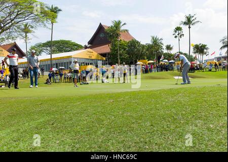 Kuala Lumpur, Malesia. Xi Febbraio 2017. David Lipsky NEGLI STATI UNITI D' AMERICA putts durante il giorno tre del Campionato Maybank Malaysia a Saujana Golf Club a febbraio 11, 2017 a Kuala Lumpur, Malesia. Credito: Chris JUNG/Alamy Live News Foto Stock