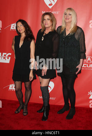 Los Angeles, CA, Stati Uniti d'America. 10 Febbraio, 2017. Vicki Peterson, Viki Peterson, Susanna Hoffs, a 59th Grammy Awards - MusiCares persona dell'anno in onore di Tom Petty, al Centro Congressi di Los Angeles in California il 10 febbraio 2017. Foto Stock