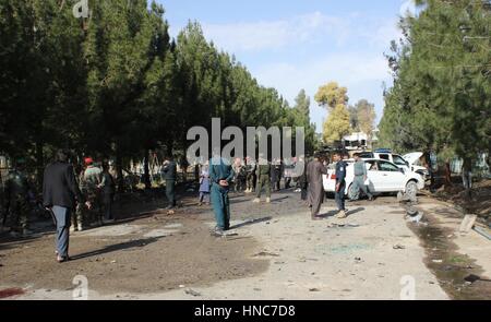 Lashkar Gah, Afghanistan. Xi Febbraio, 2017. Afghan membri delle forze di sicurezza ispezionare il sito di un attacco nella provincia di Helmand, Afghanistan, 11 febbraio, 2017. Almeno otto persone sono state confermato morto e 20 altri feriti come un attentatore suicida si è fatto esplodere accanto a una banca qui il sabato, portavoce del governo provinciale di Omar Zawak detto. Credito: Abdul Aziz Safdari/Xinhua/Alamy Live News Foto Stock