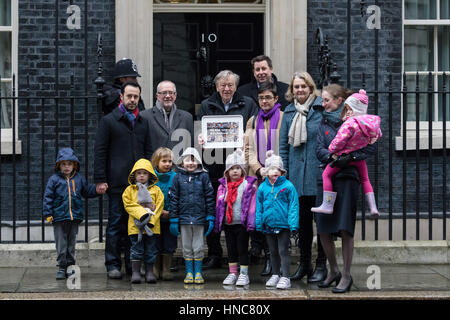 Londra, Regno Unito. 11 feb 2017. Signore Alf copie e sostenitori, con i loro figli, offrire un forte 44,435 Petizione al 10 di Downing Street, che invita il Primo ministro, Theresa Maggio a riconsiderare la fine delle copie Modifica schema che consente di un bambino senza accompagnatore rifugiato migranti un passaggio sicuro nel Regno Unito. Signore duplicazioni arrivati nel Regno Unito se stesso come un bambino profugo, lungo con quasi 10.000 prevalentemente bambini ebrei che erano in fuga controllata nazista in Europa. Credito: Vickie Flores/Alamy Live News Foto Stock