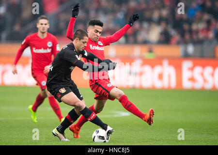 BayArena Leverkusen, Germania. Xi Febbraio, 2017. Leverkusen Javier Hernandez (l) e Francoforte Mascarell Omar si contendono la palla nella Bundesliga tedesca partita di calcio tra Bayer Leverkusen e Eintracht Francoforte nella BayArena Leverkusen, Germania, 11 febbraio 2017. (EMBARGO CONDIZIONI - ATTENZIONE: grazie all'accreditamento guidlines, il DFL consente solo la pubblicazione e utilizzazione di fino a 15 immagini per corrispondenza su internet e nei contenuti multimediali in linea durante la partita.) Foto: Marius Becker/dpa/Alamy Live News Foto Stock