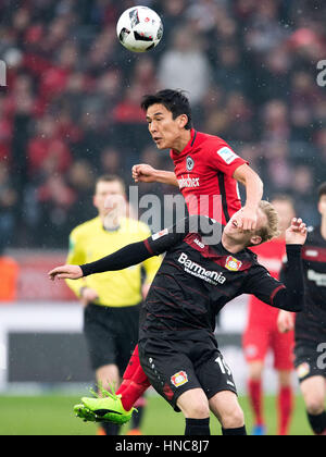 BayArena Leverkusen, Germania. Xi Febbraio, 2017. Leverkusen è Julian Brandt (r) e Francoforte Mascarell Omar si contendono la palla nella Bundesliga tedesca partita di calcio tra Bayer Leverkusen e Eintracht Francoforte nella BayArena Leverkusen, Germania, 11 febbraio 2017. (EMBARGO CONDIZIONI - ATTENZIONE: grazie all'accreditamento guidlines, il DFL consente solo la pubblicazione e utilizzazione di fino a 15 immagini per corrispondenza su internet e nei contenuti multimediali in linea durante la partita.) Foto: Marius Becker/dpa/Alamy Live News Foto Stock