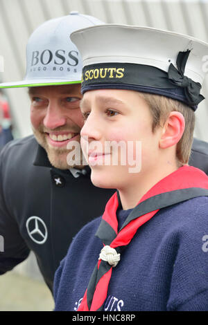 Gosport, Hampshire, Regno Unito. Xi Febbraio 2017. Alex Thomson in posa per una foto dopo il suo arrivo torna nella sua città natale di Gosport a bordo HugoBoss dopo la finitura secondo in Vendee Globe in tutto il mondo da solo e non-stop, gara di 74 giorni.Durante la gara ha rotto il mondo 24 ore di distanza record 536a vela miglia nautiche in 24 ore e battere il proprio British 80 giorno tobecome record il più veloce Briton intorno al mondo in barca a vela da solo, non-stop in amonohull.Una sfilata di vela è stato tenuto in suo onore insieme con un ricevimento civico. Credito: Wendy Johnson/Alamy Live News Foto Stock