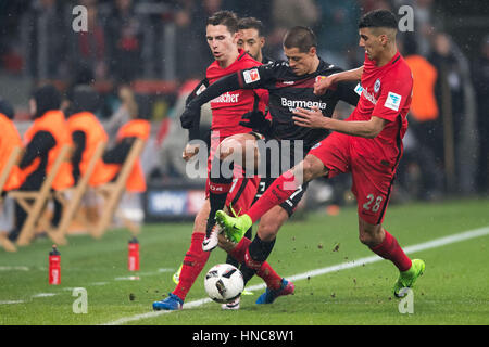 BayArena Leverkusen, Germania. Xi Febbraio, 2017. Leverkusen Javier Hernandez (M) e Francoforte Hrgota Branimir (l) e Aymen Barkok vie per la palla durante la Bundesliga tedesca partita di calcio tra Bayer Leverkusen e Eintracht Francoforte nella BayArena Leverkusen, Germania, 11 febbraio 2017. (EMBARGO CONDIZIONI - ATTENZIONE: grazie all'accreditamento guidlines, il DFL consente solo la pubblicazione e utilizzazione di fino a 15 immagini per corrispondenza su internet e nei contenuti multimediali in linea durante la partita.) Foto: Marius Becker/dpa/Alamy Live News Foto Stock