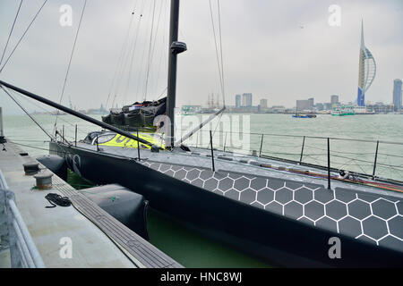 Gosport, Hampshire, Regno Unito. Xi Febbraio 2017. Alex Thomson imbarcazione attraccata a Gosport dopo arrivano torna nella sua città natale di Gosport a bordo di Hugo Boss dopo la finitura secondo in Vendee Globe in tutto il mondo da solo e non-stop, gara di 74 giorni.Durante la gara ha rotto il mondo 24 ore di distanza record 536a vela miglia nautiche in 24 ore e battere il proprio British 80 giorno tobecome record il più veloce Briton a vela in tutto il mondo solo, non-stop in amonohull.Una sfilata di vela è stato tenuto in suo onore insieme con un ricevimento civico. Credito: Wendy Johnson/Alamy Live News Foto Stock