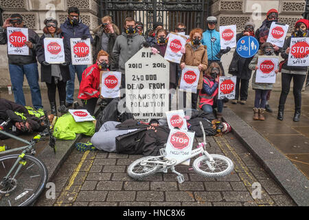 Londra, Regno Unito. Xi Febbraio, 2017. Ciclista campagna di stadio di gruppo di una demo e 'Die nell' fuori dall'Ufficio del tesoro per sollecitare il governo a rendere le strade più sicure e aumentare la spesa per il ciclismo da 10% entro il 2020. Credito: claire doherty/Alamy Live News Foto Stock