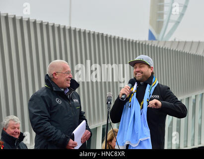 Gosport, Hampshire, Regno Unito. Xi Febbraio 2017. Alex Thomson arrivando torna nella sua città natale di Gosport a bordo di Hugo Boss dopo la finitura secondo in Vendee Globe in tutto il mondo solo, non-stop, gara di 74 giorni.Durante la gara ha rotto il mondo 24 ore di distanza in barca a vela record 536 miglia nautiche in 24 ore e battere il proprio British 80 giorno record per diventare il più veloce Briton a vela in tutto il mondo solo, non-stop in un monohull.Una sfilata di vela è stato tenuto in suo onore insieme con un ricevimento civico. Credito: Wendy Johnson/Alamy Live News Foto Stock