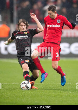 BayArena Leverkusen, Germania. Xi Febbraio, 2017. Leverkusen stagno del Jedvaj (l) di Francoforte e di Branimir Hrgota vie per la palla durante la Bundesliga tedesca partita di calcio tra Bayer Leverkusen e Eintracht Francoforte nella BayArena Leverkusen, Germania, 11 febbraio 2017. - RECROP (EMBARGO CONDIZIONI - ATTENZIONE: grazie all'accreditamento guidlines, il DFL consente solo la pubblicazione e utilizzazione di fino a 15 immagini per corrispondenza su internet e nei contenuti multimediali in linea durante la partita.) Foto: Marius Becker/dpa/Alamy Live News Foto Stock