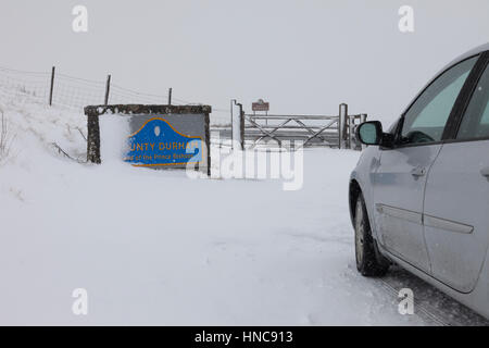 B6277, nella contea di Durham e Cumbria confine in Inghilterra del Nord Est. Sabato 11 febbraio 2017, UK Meteo. La neve è che incidono sulla B6277 strada tra Middleton in Teesdale ed Alston sulla contea di Durham e Cumbria confine questo pomeriggio. Accumuli significativi di quanto 10cm sono previsioni per il livello elevato dei percorsi attraverso il North Pennines durante il fine settimana. Credito: David Forster/Alamy Live News Foto Stock