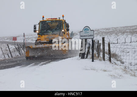 B6277, nella contea di Durham e Cumbria confine in Inghilterra del Nord Est. Sabato 11 febbraio 2017, UK Meteo. La neve è che incidono sulla B6277 strada tra Middleton in Teesdale ed Alston sulla contea di Durham e Cumbria confine questo pomeriggio. Accumuli significativi di quanto 10cm sono previsioni per il livello elevato dei percorsi attraverso il North Pennines durante il fine settimana. Credito: David Forster/Alamy Live News Foto Stock