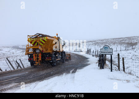 B6277, nella contea di Durham e Cumbria confine in Inghilterra del Nord Est. Sabato 11 febbraio 2017, UK Meteo. La neve è che incidono sulla B6277 strada tra Middleton in Teesdale ed Alston sulla contea di Durham e Cumbria confine questo pomeriggio. Accumuli significativi di quanto 10cm sono previsioni per il livello elevato dei percorsi attraverso il North Pennines durante il fine settimana. Credito: David Forster/Alamy Live News Foto Stock