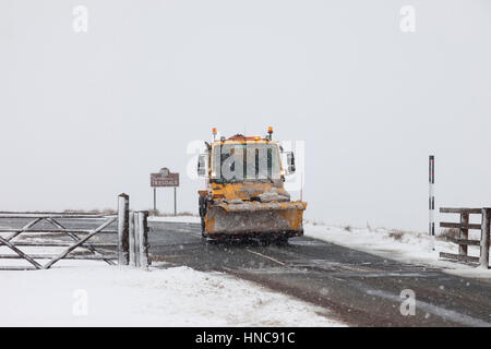 B6277, nella contea di Durham e Cumbria confine in Inghilterra del Nord Est. Sabato 11 febbraio 2017, UK Meteo. La neve è che incidono sulla B6277 strada tra Middleton in Teesdale ed Alston sulla contea di Durham e Cumbria confine questo pomeriggio. Accumuli significativi di quanto 10cm sono previsioni per il livello elevato dei percorsi attraverso il North Pennines durante il fine settimana. Credito: David Forster/Alamy Live News Foto Stock