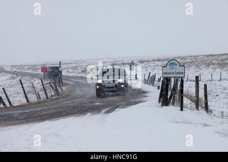 B6277, nella contea di Durham e Cumbria confine in Inghilterra del Nord Est. Sabato 11 febbraio 2017, UK Meteo. La neve è che incidono sulla B6277 strada tra Middleton in Teesdale ed Alston sulla contea di Durham e Cumbria confine questo pomeriggio. Accumuli significativi di quanto 10cm sono previsioni per il livello elevato dei percorsi attraverso il North Pennines durante il fine settimana. Credito: David Forster/Alamy Live News Foto Stock