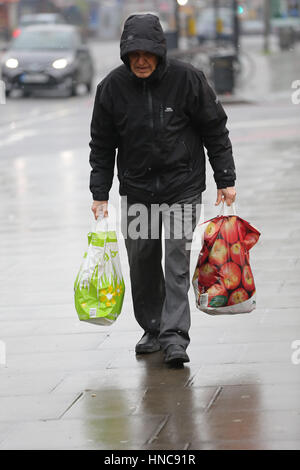 A nord di Londra, Regno Unito. Xi Febbraio, 2017. Gli amanti dello shopping fuori sotto la pioggia e grandine docce nel nord di Londra. Credito: Dinendra Haria/Alamy Live News Foto Stock