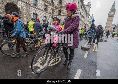 Londra, Regno Unito. Xi Febbraio 2017. Al di fuori del Tesoro sul bordo della piazza del Parlamento - smettere di uccidere i ciclisti stadio a die-in per ricordare Anita Szucs, 30 e Karla Romano, 32 (sia ucciso mentre in bicicletta il lunedì), e Ben Galles, 32. Sono esigente investimento in bicicletta e a piedi nella speranza che sorge a 10% dei trasporti del Regno Unito bilancio entro la fine di questo Parlamento. Credito: Guy Bell/Alamy Live News Foto Stock