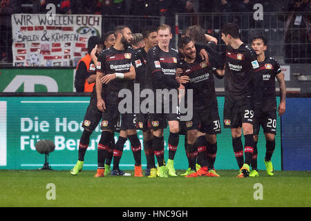 BayArena Leverkusen, Germania. Xi Febbraio, 2017. Leverkusen i giocatori di celebrare il 3:0 Punteggio ottenuto da Kevin Volland (3.f.r., 31) durante la Bundesliga tedesca partita di calcio tra Bayer Leverkusen e Eintracht Francoforte nella BayArena Leverkusen, Germania, 11 febbraio 2017. (EMBARGO CONDIZIONI - ATTENZIONE: grazie all'accreditamento guidlines, il DFL consente solo la pubblicazione e utilizzazione di fino a 15 immagini per corrispondenza su internet e nei contenuti multimediali in linea durante la partita.) Foto: Marius Becker/dpa/Alamy Live News Foto Stock