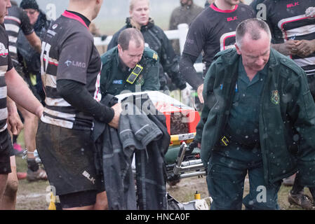 Brentwood, Essex, Regno Unito. Xi Febbraio 2017. Thurrock RFC giocatore è portato in ospedale dopo 40 minuti di attesa per un ambulanza a un match contro Brentwood RFC Credito: Ian Davidson/Alamy Live News Foto Stock