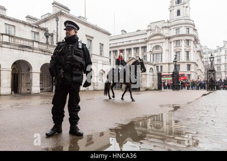 Londra, Regno Unito. Xi Febbraio, 2017. Maggiore di polizia armati protezione durante la modifica del cavallo protezioni a Whitehall Credito: Guy Corbishley/Alamy Live News Foto Stock