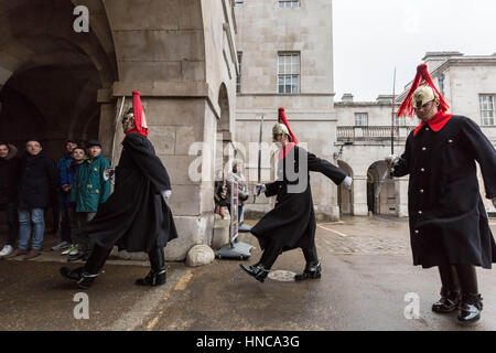 Londra, Regno Unito. Xi Febbraio, 2017. Modifica del cavallo protezioni a Whitehall Credito: Guy Corbishley/Alamy Live News Foto Stock