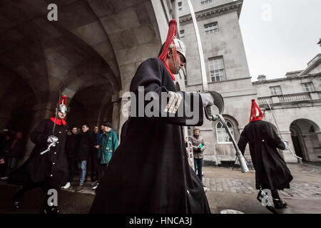 Londra, Regno Unito. Xi Febbraio, 2017. Modifica del cavallo protezioni a Whitehall Credito: Guy Corbishley/Alamy Live News Foto Stock