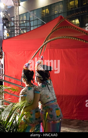 Hong Kong, Cina. Xi Febbraio, 2017. Lanterna di tre musicisti del festival in attesa trepidante prima fuori campo le loro prestazioni in Hong Kong, Cina. Credito: Alamy Live News Foto Stock