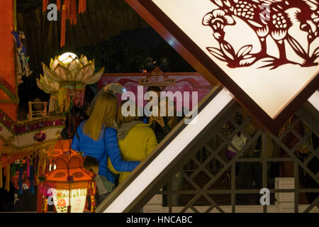 I turisti occidentali che posano per una foto alla festa delle lanterne a Hong Kong, Cina. Credito: Alamy Live News. Xi Febbraio, 2017. Foto Stock